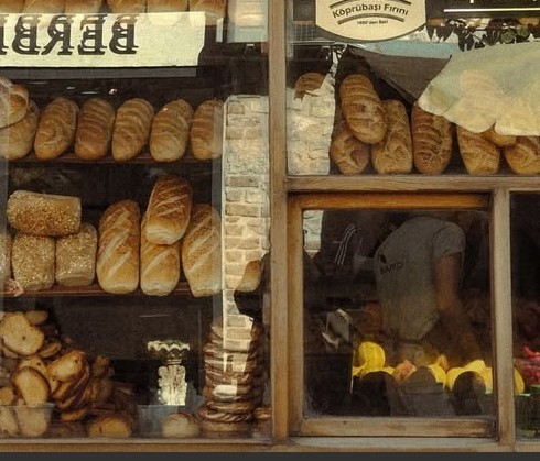 SUDENUR Sertbaş-Fırının önündeki çocuk 200426.jpg